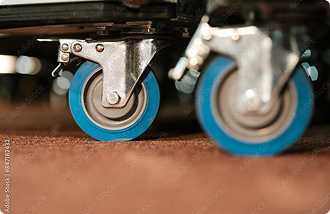 Bezzapachowe gumowe kółko obrotowe z hamulcem i płytą górną - 100 mm - 80 kg